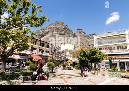 Kalabaka, Grecia. Le rocce nere di Meteora dalla città di Kalabaka Foto Stock