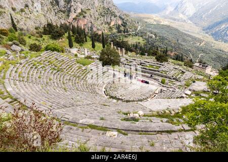 Delfi, Grecia. Il Teatro, uno degli edifici dell'antico Santuario di Apollo a Delfi Foto Stock