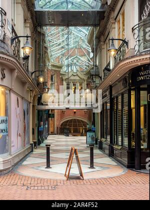 BIRMINGHAM, Regno Unito - 28 MAGGIO 2019: Ingresso al Macdonald Burlington Hotel e alla Galleria fuori New Street Foto Stock