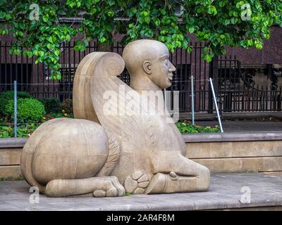 BIRMINGHAM, Regno Unito - 28 MAGGIO 2019: Statua della Sfinge moderna (di Dhruva Mistry) in Victoria Square Foto Stock