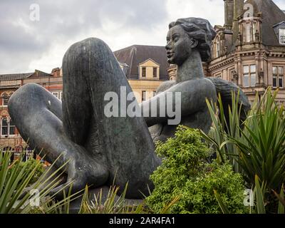 BIRMINGHAM, Regno Unito - 28 MAGGIO 2019: La statua della fontana del fiume (Dhruva Mistry) in Victoria Square Foto Stock