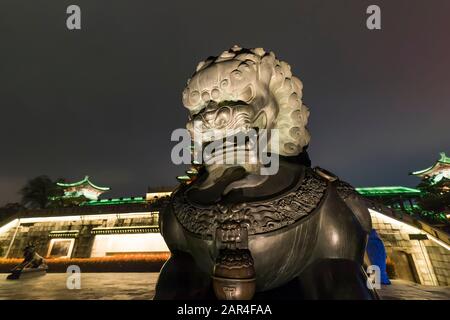 Teng wang padiglione leone statua in provincia Chang jiang xi Cina di notte Foto Stock