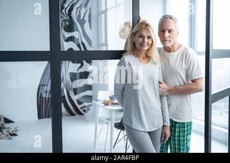 Uomo e donna adulti in elegante foto di borsa interna Foto Stock