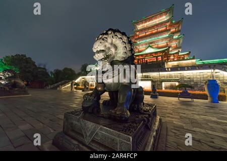 Teng wang padiglione leone statua in provincia Chang jiang xi Cina di notte Foto Stock