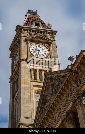 BIRMINGHAM, Regno Unito - 28 MAGGIO 2019: Torre dell'Orologio che sorge sopra la Birmingham Art Gallery and Museum Foto Stock