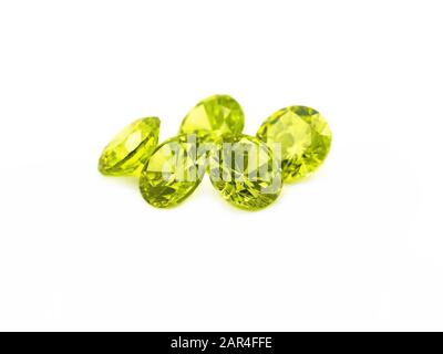 Pietre verdi chiare su uno sfondo bianco. Perle di peridot. Foto Stock