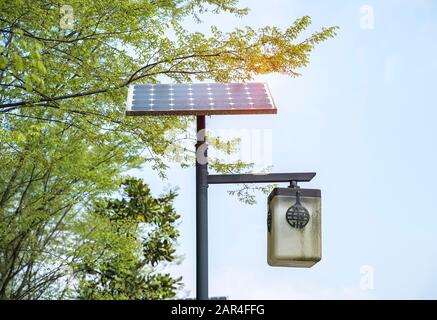 Lampione post con pannello solare energia Foto Stock