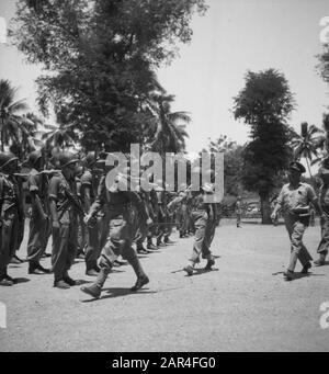 Il premio di bandiera Balong a Madioen di Gen. Oh, Maj. Baay il martedì, Gen. Gen. W. J. K. Baay ha consegnato a nome di H.R. il principe Bernhard una bandiera a eewpéloton di 2nd Cie., 422 ° bat. In Balong (O. Java). La bandiera è stata donata dopo, una lettera al principe Bernhard del venduto. H. J. Chaudron' da Leiden. Il principe chiese all'intero peloton di consegnare la bandiera a Soestdijk dopo il ritorno in patria. La bandiera è stata adottata dal comandante del pel., de Ut. R.V.D. Giesen da Doesburg. Il tutto è stato musicamente ascoltato dal corpo di tubi della DIVISIONE A. Data: 13 Settembre 1949 Luogo: Ind Foto Stock