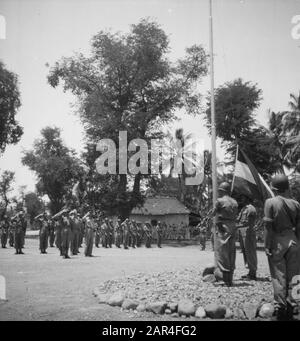 Il premio di bandiera Balong a Madioen di Gen. Oh, Maj. Baay il martedì, Gen. Gen. W. J. K. Baay ha consegnato a nome di H.R. il principe Bernhard una bandiera a eewpéloton di 2nd Cie., 422 ° bat. In Balong (O. Java). La bandiera è stata donata dopo, una lettera al principe Bernhard del venduto. H. J. Chaudron' da Leiden. Il principe chiese all'intero peloton di consegnare la bandiera a Soestdijk dopo il ritorno in patria. La bandiera è stata adottata dal comandante del pel., de Ut. R.V.D. Giesen da Doesburg. Il tutto è stato musicamente ascoltato dal corpo di tubi della DIVISIONE A. Data: 13 Settembre 1949 Luogo: Ind Foto Stock