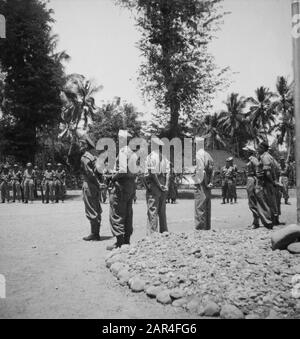 Il premio di bandiera Balong a Madioen di Gen. Oh, Maj. Baay il martedì, Gen. Gen. W. J. K. Baay ha consegnato a nome di H.R. il principe Bernhard una bandiera a eewpéloton di 2nd Cie., 422 ° bat. In Balong (O. Java). La bandiera è stata donata dopo, una lettera al principe Bernhard del venduto. H. J. Chaudron' da Leiden. Il principe chiese all'intero peloton di consegnare la bandiera a Soestdijk dopo il ritorno in patria. La bandiera è stata adottata dal comandante del pel., de Ut. R.V.D. Giesen da Doesburg. Il tutto è stato musicamente ascoltato dal corpo di tubi della DIVISIONE A. Data: 13 Settembre 1949 Luogo: Ind Foto Stock