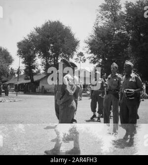 Il premio di bandiera Balong a Madioen di Gen. Oh, Maj. Baay il martedì, Gen. Gen. W. J. K. Baay ha consegnato a nome di H.R. il principe Bernhard una bandiera a eewpéloton di 2nd Cie., 422 ° bat. In Balong (O. Java). La bandiera è stata donata dopo, una lettera al principe Bernhard del venduto. H. J. Chaudron' da Leiden. Il principe chiese all'intero peloton di consegnare la bandiera a Soestdijk dopo il ritorno in patria. La bandiera è stata adottata dal comandante del pel., de Ut. R.V.D. Giesen da Doesburg. Il tutto è stato musicamente ascoltato dal corpo di tubi della DIVISIONE A. Data: 13 Settembre 1949 Luogo: Ind Foto Stock