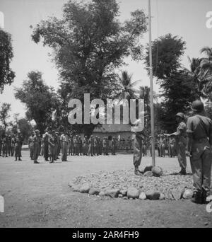 Il premio di bandiera Balong a Madioen di Gen. Oh, Maj. Baay il martedì, Gen. Gen. W. J. K. Baay ha consegnato a nome di H.R. il principe Bernhard una bandiera a eewpéloton di 2nd Cie., 422 ° bat. In Balong (O. Java). La bandiera è stata donata dopo, una lettera al principe Bernhard del venduto. H. J. Chaudron' da Leiden. Il principe chiese all'intero peloton di consegnare la bandiera a Soestdijk dopo il ritorno in patria. La bandiera è stata adottata dal comandante del pel., de Ut. R.V.D. Giesen da Doesburg. Il tutto è stato musicamente ascoltato dal corpo di tubi della DIVISIONE A. Data: 13 Settembre 1949 Luogo: Ind Foto Stock