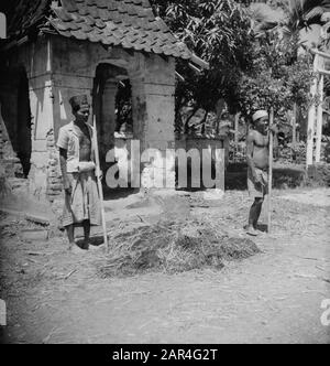 Reportage KNIL Djember e dintorni Djember (Giava orientale): Su iniziativa del KNIL e la dessapopulation, dessaguards sono formati ovunque, pronto giorno e notte stand per invertire qualsiasi rampokers. Armato con un roentjing di bambù in post. Data: 5 Aprile 1948 Luogo: Indonesia, Indie Orientali Olandesi Foto Stock