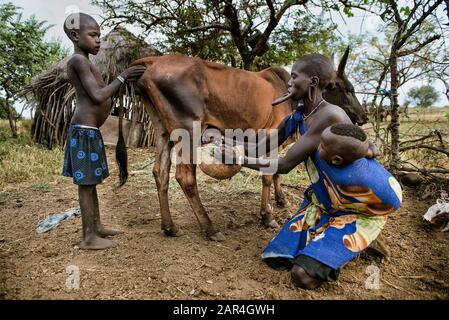 Omo VALLEY, ETIOPIA - 11 AGOSTO 2018 : Donna della tribù africana Mursi con un grande labbro poses per un ritratto, Mago National Park Foto Stock