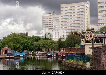 BIRMINGHAM, Regno Unito - 28 MAGGIO 2019: Vista del canale sovrastato dagli edifici di appartamenti Foto Stock