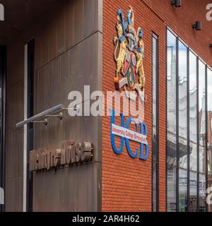 BIRMINGHAM, Regno Unito - 28 MAGGIO 2019: Ingresso e cartello per McIntyre House, University College Birmingham Foto Stock