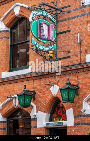 BIRMINGHAM, Regno Unito - 28 MAGGIO 2019: Cartello per il grazioso ristorante Pasta di Piazza in Brook Street Foto Stock