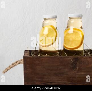 Agrumi ed erbe infuse acqua per dieta detox in scatola di legno Foto Stock