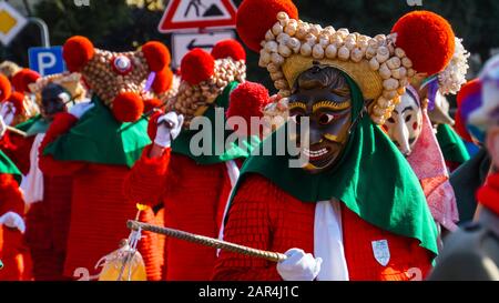 Elzach, Germania, 25 febbraio 2017, Molte persone con costumi e maschere rosse tradizionali celebrano il carnevale nel villaggio della foresta nera Foto Stock