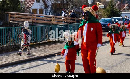 Elzach, Germania, 25 febbraio 2017, tradizionale processione di carnevale di molte persone e bambini in costume e maschera a piedi sulla strada Foto Stock