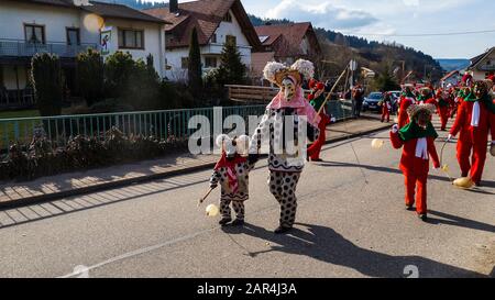 Elzach, Germania, 25 febbraio 2017, padre e bambino con maschera di carnevale tradizionale e cosume in villaggio di foresta nera a piedi con processione attraverso Foto Stock
