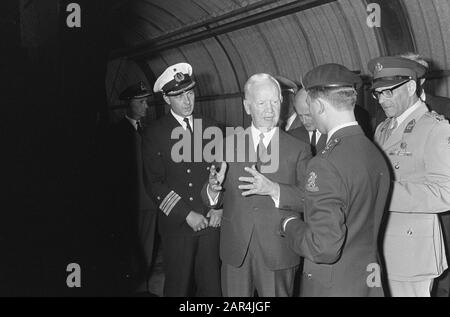 Presidente federale tedesco Dr. H. Lubke con soldati olandesi a Camp Seedorf (vicino Brema). Presidente Lubke nel campo Data: 21 luglio 1967 luogo: Brema, Seedorf Parole Chiave: SOLIDENTIES, Camps Nome personale: Bondspresident dr. H. Lubke Foto Stock