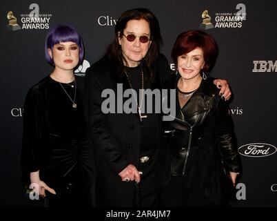 Beverly HILLS, CALIFORNIA - 25 GENNAIO: Kelly Osbourne, Ozzy Osbourne e Sharon Osbourne partecipano al Pre-GRAMMY Gala e GRAMMY Salute to Industry Icons al Beverly Hilton Hotel il 25 Gennaio 2020 a Beverly Hills, California. Foto: Crash/imageSPACE/MediaPunch Foto Stock