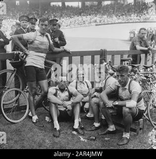 Termina Parigi. I piloti della squadra olandese riposano in una recinzione. Vlnr. Gerrit Voorting, Hein Van Breenen, Henk Faanhoff, Wout Wagtmans, Thijs Roks. Foto Stock