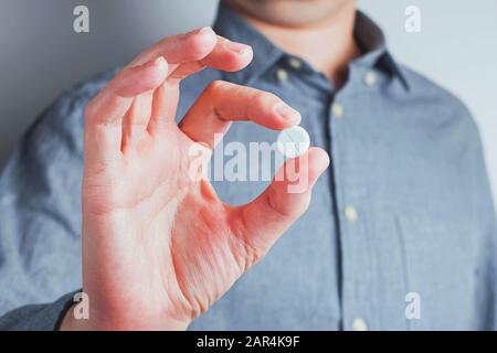 Primo piano di una compressa di mantenimento della mano di sesso maschile Foto Stock