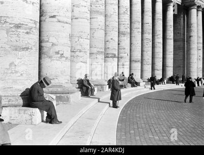 Roma: Visita alla Città del Vaticano Parte del colonnato dove gli uomini siedono nel seminterrato delle colonne doriche Data: Dicembre 1937 Località: Italia, Roma, Piazza San Pietro, Città del Vaticano Parole Chiave: Uomini, pilastri, piazze Foto Stock