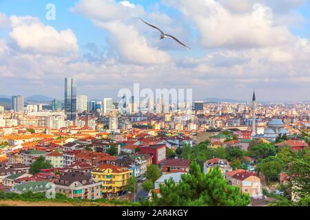 Distretto di Umraniye sulla riva asiatica di Istanbul, Turchia Foto Stock