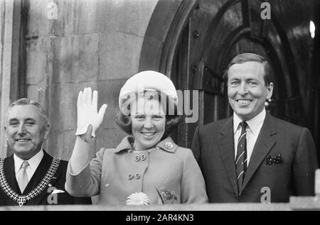 Principessa Beatrix e principe Claus mettere il Willem-Alexanderhaven a Roermond in uso UNA principessa sorridente Beatrix e principe Claus Data: 16 giugno 1967 posizione: Limburg, Roermond Parole Chiave: Sindaci, aperture, principi, principesse Nome personale: Beatrix, principessa, Claus, principe, Höppener, R.A. Foto Stock