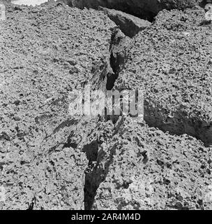 Viaggio in Suriname e Antille Olandesi un crepaccio sulla costa meridionale del Suriname Data: 1947 luogo: Curaçao Parole Chiave: Rocce Foto Stock