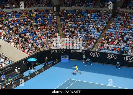 Melbourne, Australia. 26th Gen 2020. MILOS Raonic del Canada compete durante la partita di 4th maschile singoli contro Marin Cilic della Croazia al campionato australiano Open di tennis a Melbourne, Australia il 26 gennaio 2020. Credito: Bai Xue/Xinhua/Alamy Live News Foto Stock