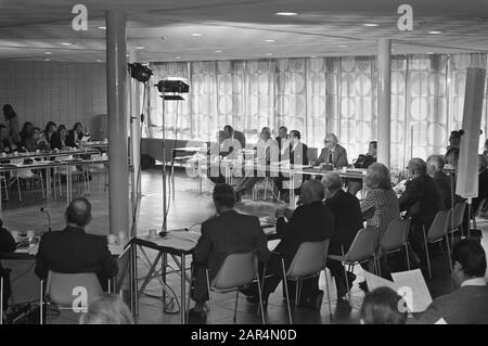 Prima riunione pubblica NOS, Kloos en Landre durante riunione e panoramica Data: 27 ottobre 1972 Parole Chiave: Riunioni Foto Stock