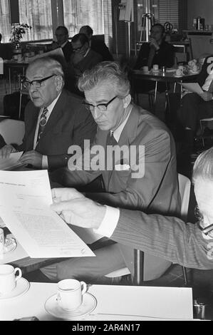 Prima riunione pubblica NOS, Kloos en Landre durante la riunione Data: 27 ottobre 1972 Parole Chiave: Riunioni Foto Stock