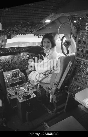 Primo volo JAL Boeing 747 su Polo Nord diretto ad Amsterdam, assistenti di volo giapponesi in pozzetto Data: 24 gennaio 1972 Parole Chiave: STEWARDESSEN, Cockpit Foto Stock