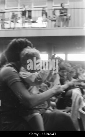 Prima esecuzione del Fabeltjeskrant sul palco (con bambole) al Casimir Lyceum di Amstelveen il pubblico Data: 10 aprile 1969 Parole Chiave: LYCEA, POLPS, pubblico, spettacoli Nome personale: Casimir Foto Stock