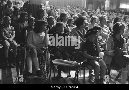 Prima esecuzione del Fabeltjeskrant sul palco (con bambole) al Casimir Lyceum di Amstelveen Data: 10 aprile 1969 luogo: Amstelveen, Noord-Holland Parole Chiave: LYCEA, POLI, prestazioni Nome personale: Casimir Foto Stock