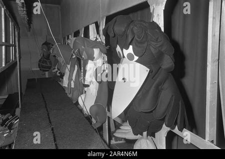 Prima esecuzione del Fabeltjeskrant sul palco (con bambole) al Casimir Lyceum di Amstelveen Data: 10 aprile 1969 Parole Chiave: LYCEA, POLPS, Performances Nome personale: Casimir Foto Stock