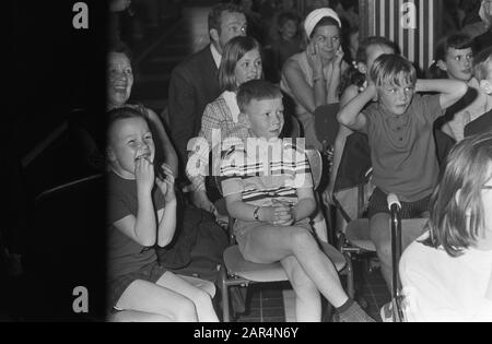 Prima esecuzione del Fabeltjeskrant sul palco (con bambole) al Casimir Lyceum di Amstelveen il pubblico Data: 10 aprile 1969 Parole Chiave: LYCEA, POLPS, pubblico, spettacoli Nome personale: Casimir Foto Stock