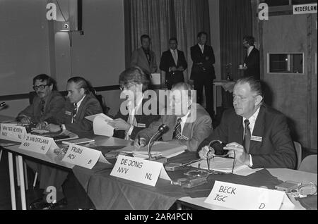 ENKA-Glanzstoff direzione e sindacati di consultazione finale ad Arnhem; delegazione di sindacati internazionali: Van der Laa (Ned. Sindacati), Funu (ACV-Belgio) e De Jong (NVV)/Data: 26 settembre 1975 luogo: Arnhem Parole Chiave: BONDEN, delegazioni Nome istituzione: NVV Foto Stock