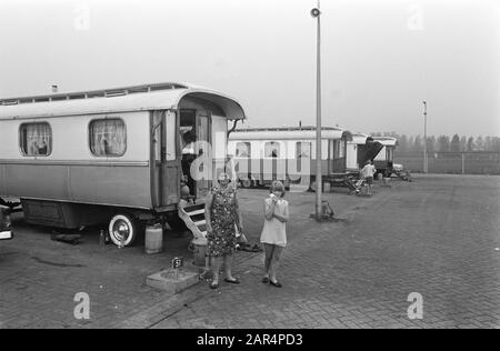 Queen Juliana visita un centro caravan regionale a Utrecht roulotte singole Data: 24 Giugno 1969 posizione: Utrecht (prov) Parole Chiave: Caravan, caravan Foto Stock