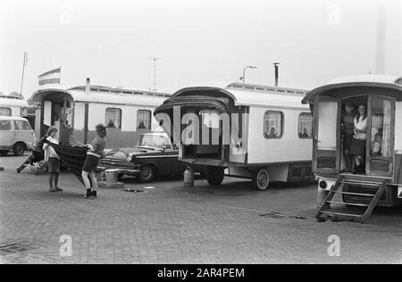 Queen Juliana visita un centro caravan regionale a Utrecht roulotte singole Data: 24 Giugno 1969 posizione: Utrecht (prov) Parole Chiave: Caravan, caravan Foto Stock