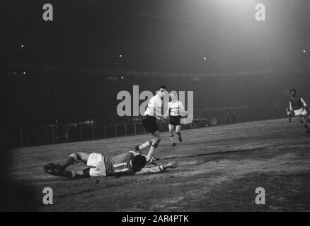 Europa Cup 1. Feyenoord contro Reims 1-1. Momenti di gioco Data: 13 marzo 1963 Località: Rotterdam, Zuid-Holland Parole Chiave: Sport, calcio Nome dell'istituzione: Feyenoord Foto Stock