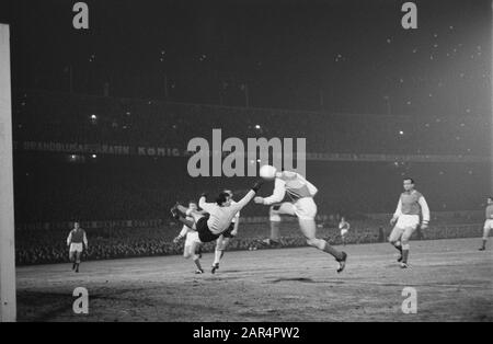 Europa Cup 1. Feyenoord contro Reims 1-1. Momenti di gioco Data: 13 marzo 1963 Località: Rotterdam, South Holland Parole Chiave: Sport, football Nome dell'istituzione: Feyenoord Foto Stock