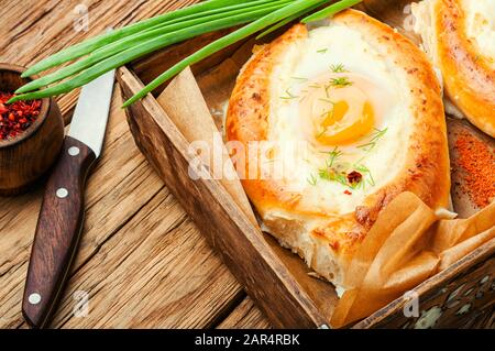 Khachapuri farina nazionale georgiana prodotto, una torta farcita con formaggio e uova Foto Stock