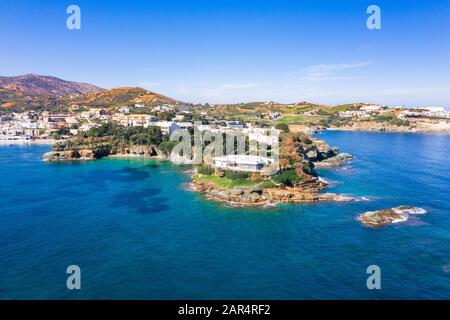 Il piccolo villaggio con spiagge uniche e famosa località di Agia Pelagia, Heraklion, Creta, Grecia. Foto Stock