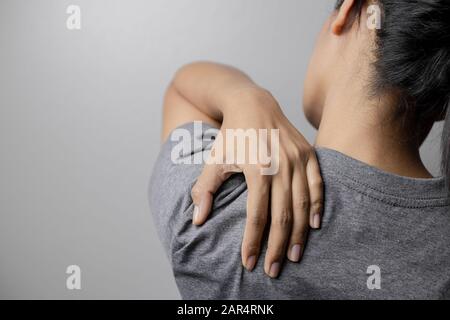 Donna con dolore alla spalla. Giovane donna con dolore alla spalla. Dolore alla spalla della donna. Foto Stock