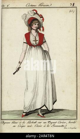 Donna in un cappello di Lisseth alla moda del 1798. Il suo cappello bianco in stile Lisseth è indossato sopra un berretto rosso ciliegia orlato in crepe nere. La sua croce in stile contadino su un cordone di velluto (a la Jeannette) fu popolare dal 1782. Il cappello fu ispirato dal carattere contadino svizzero Lisceth nell'opera di Gretry ed Edmond de Favieres eseguita da Madame Saint-Aubin all'Opera-Comique, il 10 gennaio 1797. Disegnato sul circuito di Longchamp. Chapeau blanc a la Lisseth sur un toque cerise borde en crepe noir. Croix a la Jeannette. (Dess. à Longchamp) incisione su copperplate colorata a mano del giornale di Pierre de la Mesangere Foto Stock